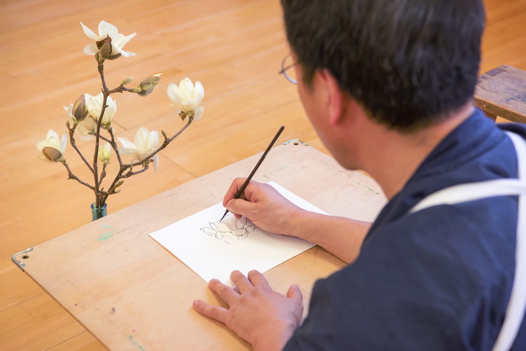 Hiromitsu Kato dibujando del natural una magnolia en su taller