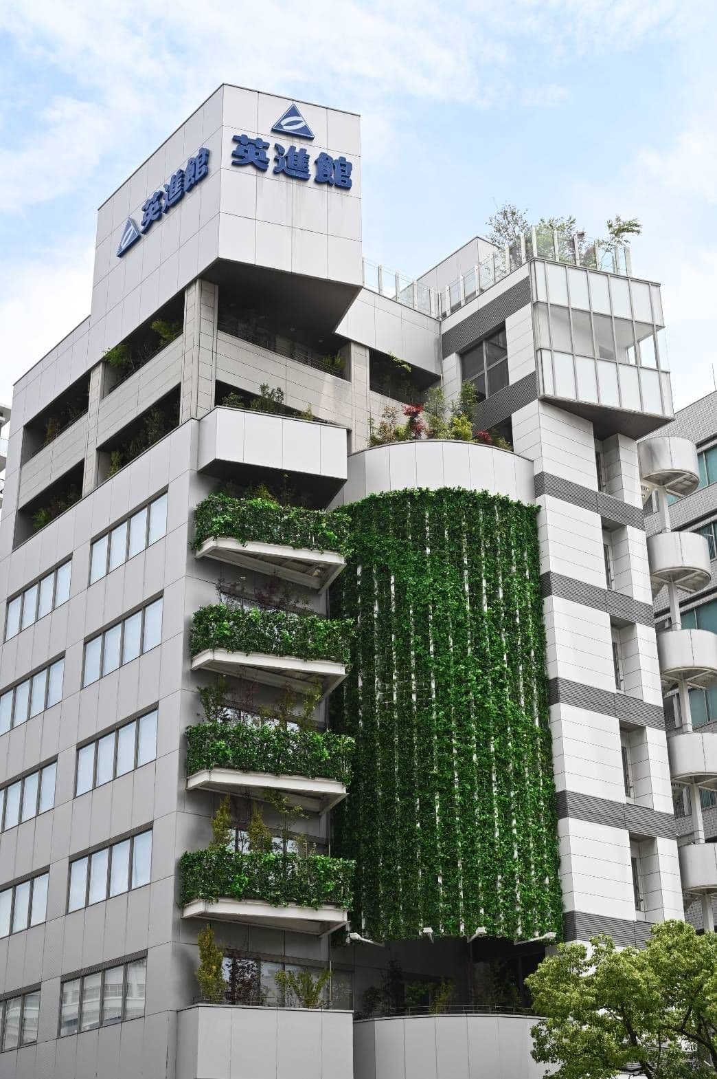 빌딩 측면을 세로로 뻗은 초록