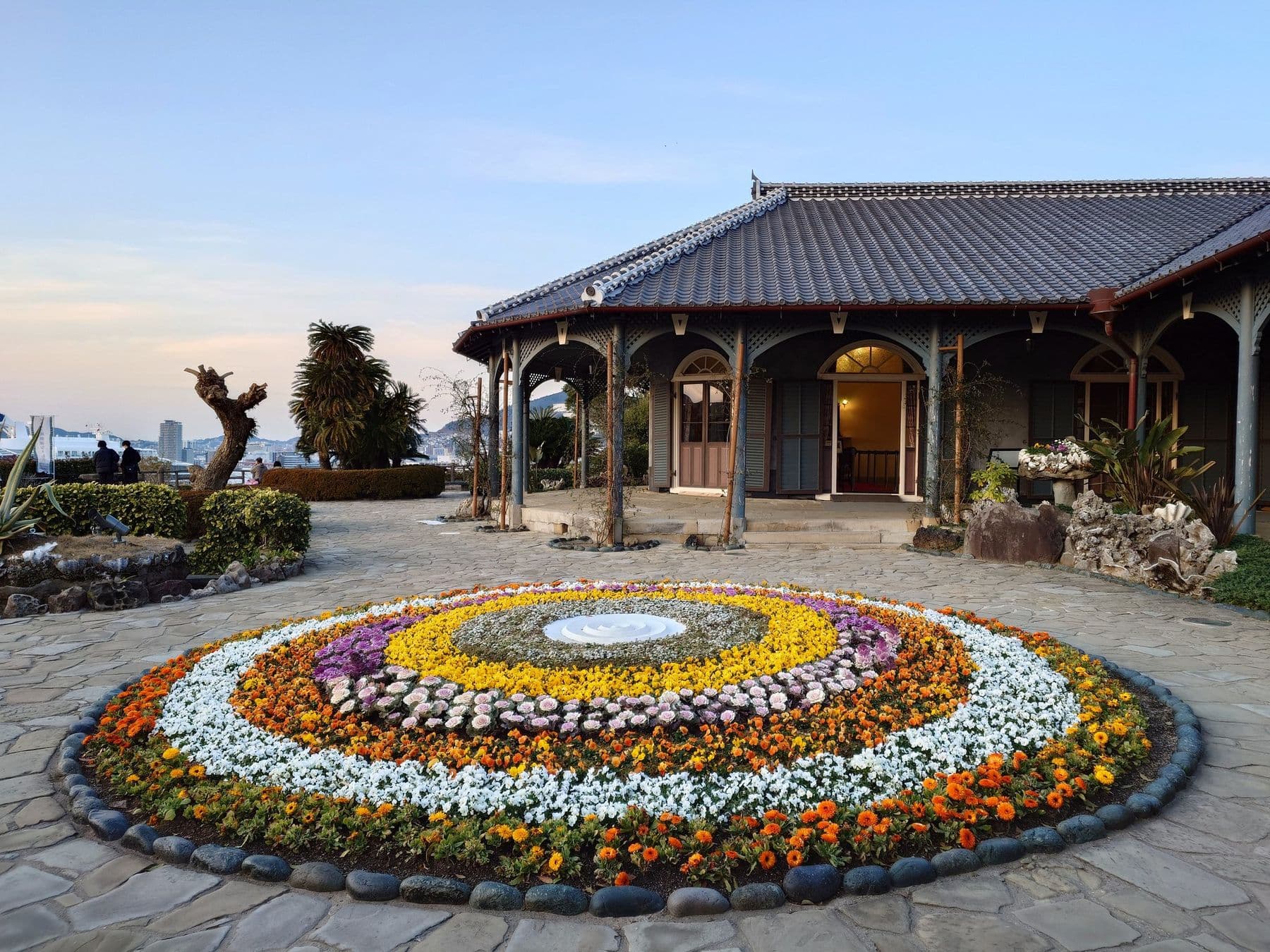 旧グラバー住宅の前に、円く広がる花壇