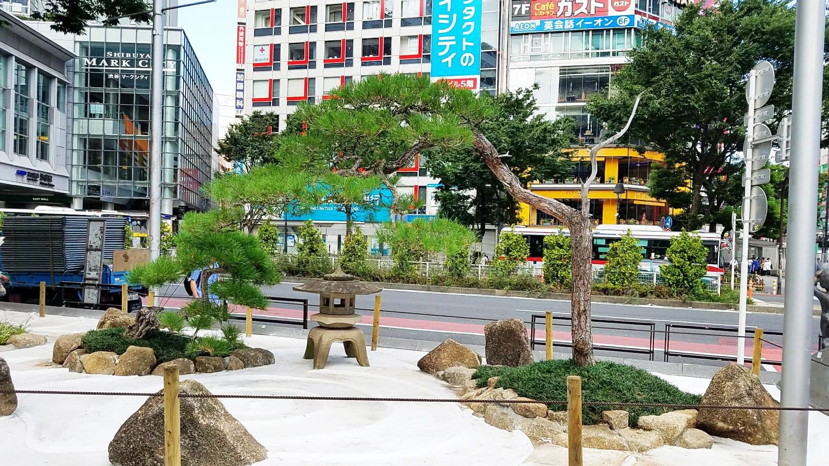 The garden of Japanese black pine and white sand, seen from the crossing