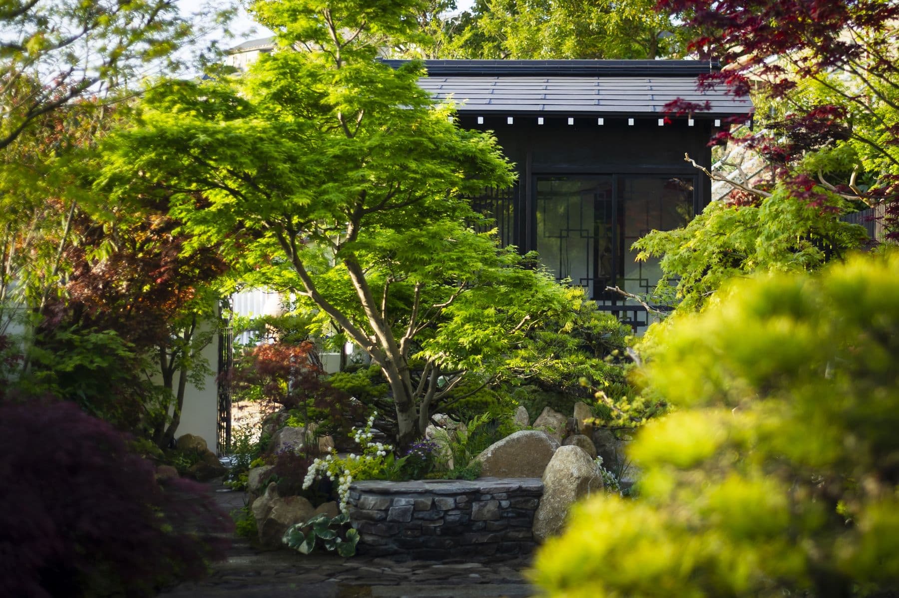 Le jardin japonais qui s'étend devant le bâtiment