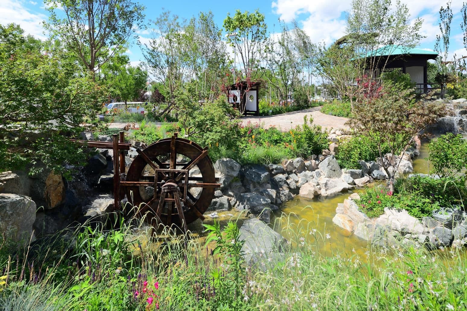 Paysage avec une roue à eau vieillie à la main