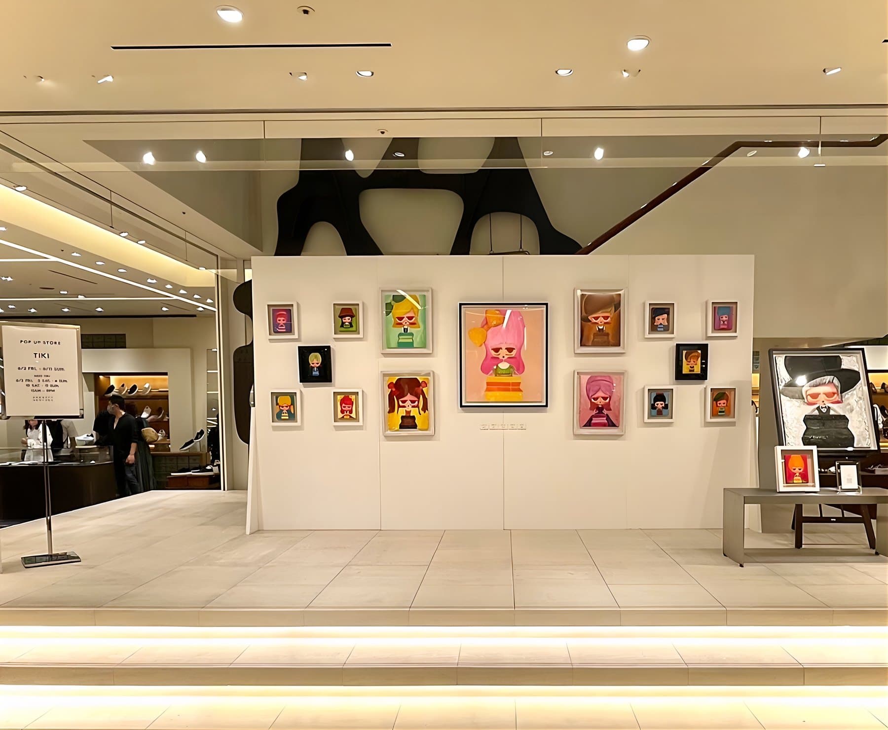 壁の正面。中央の大きな作品を囲むように小品が並ぶ