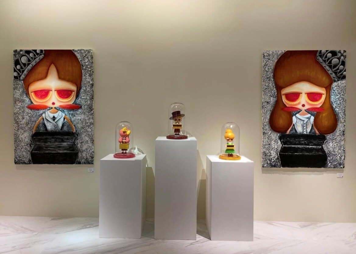 Персональная выставка в BARNEYS NEW YORK Yokohama. Между двумя большими работами — три скульптуры под стеклянными куполами