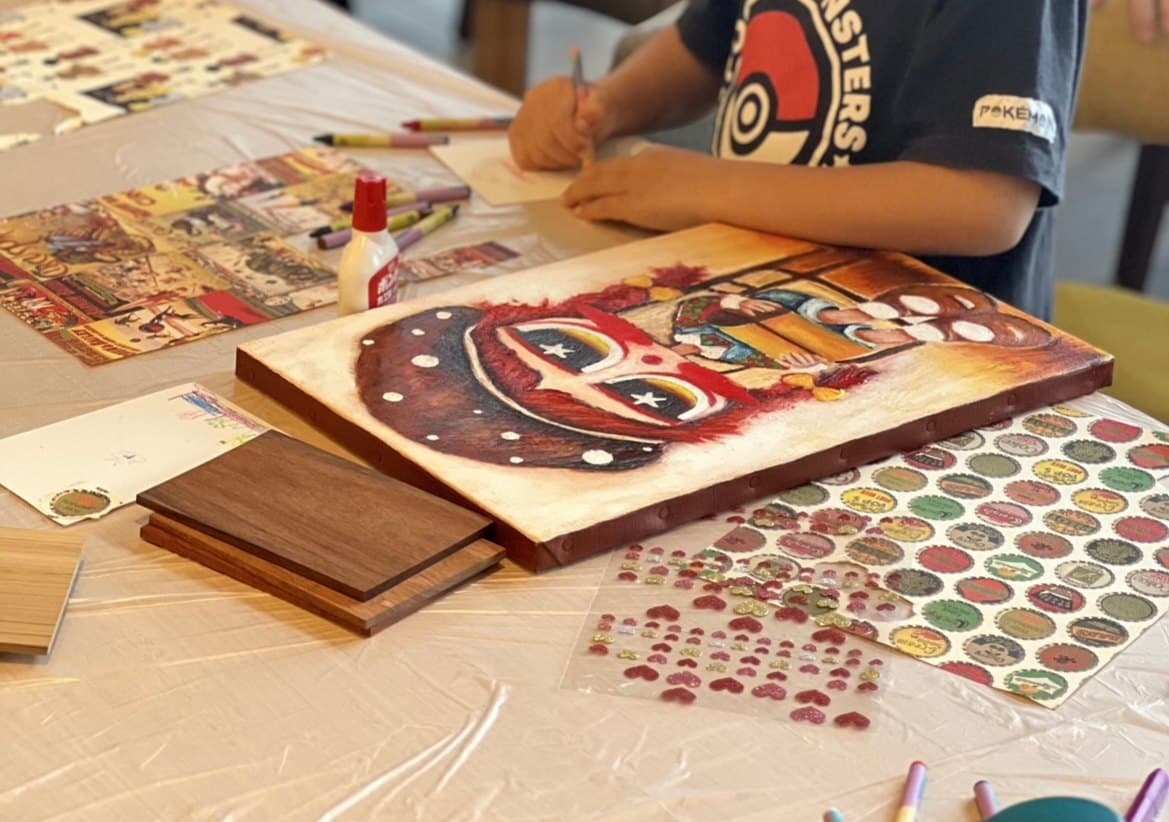 イベントで絵を描く子どもの手もと