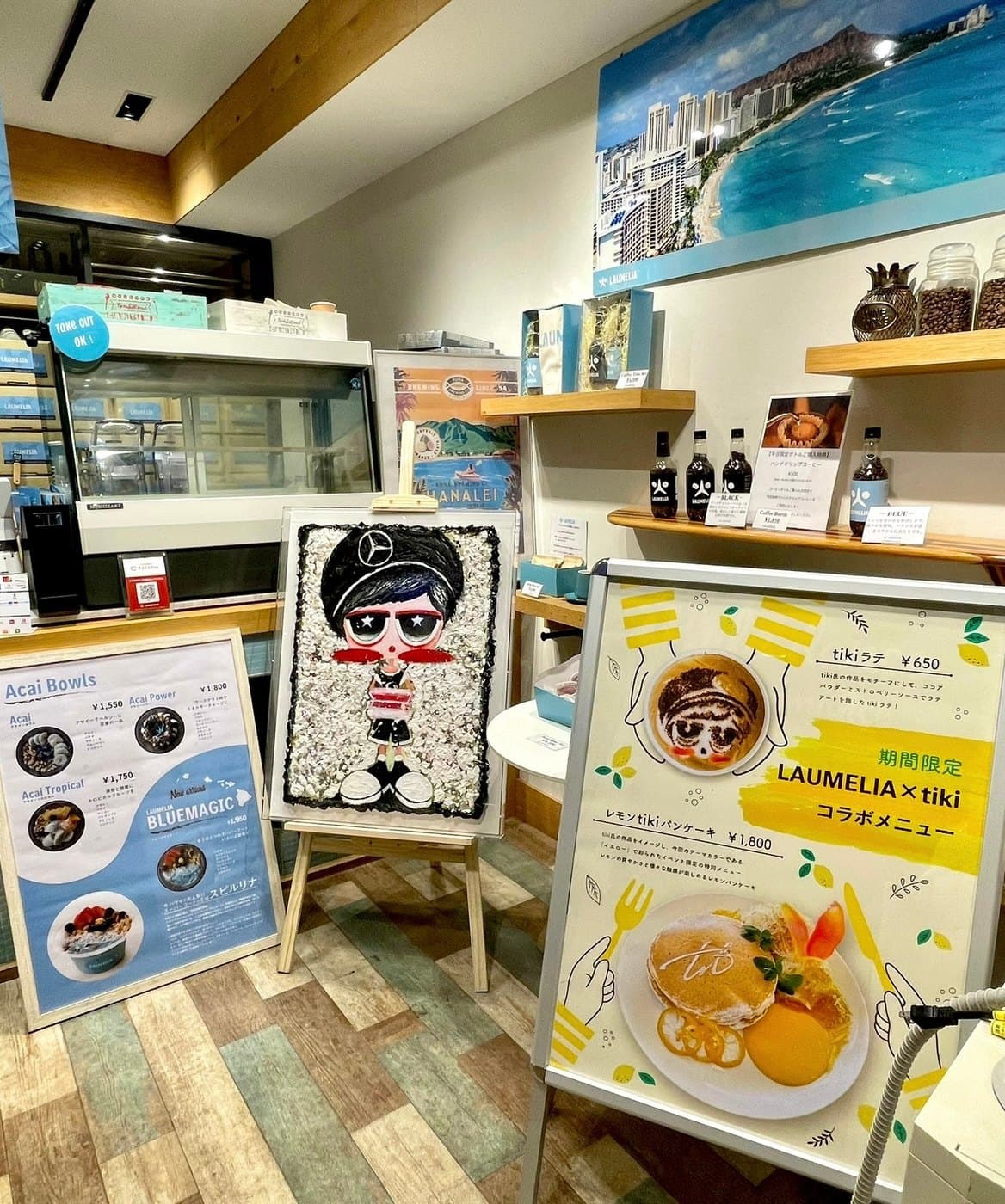 카페 LAUMELIA 매장 안에 놓인 컬래버레이션 메뉴 안내와 작품