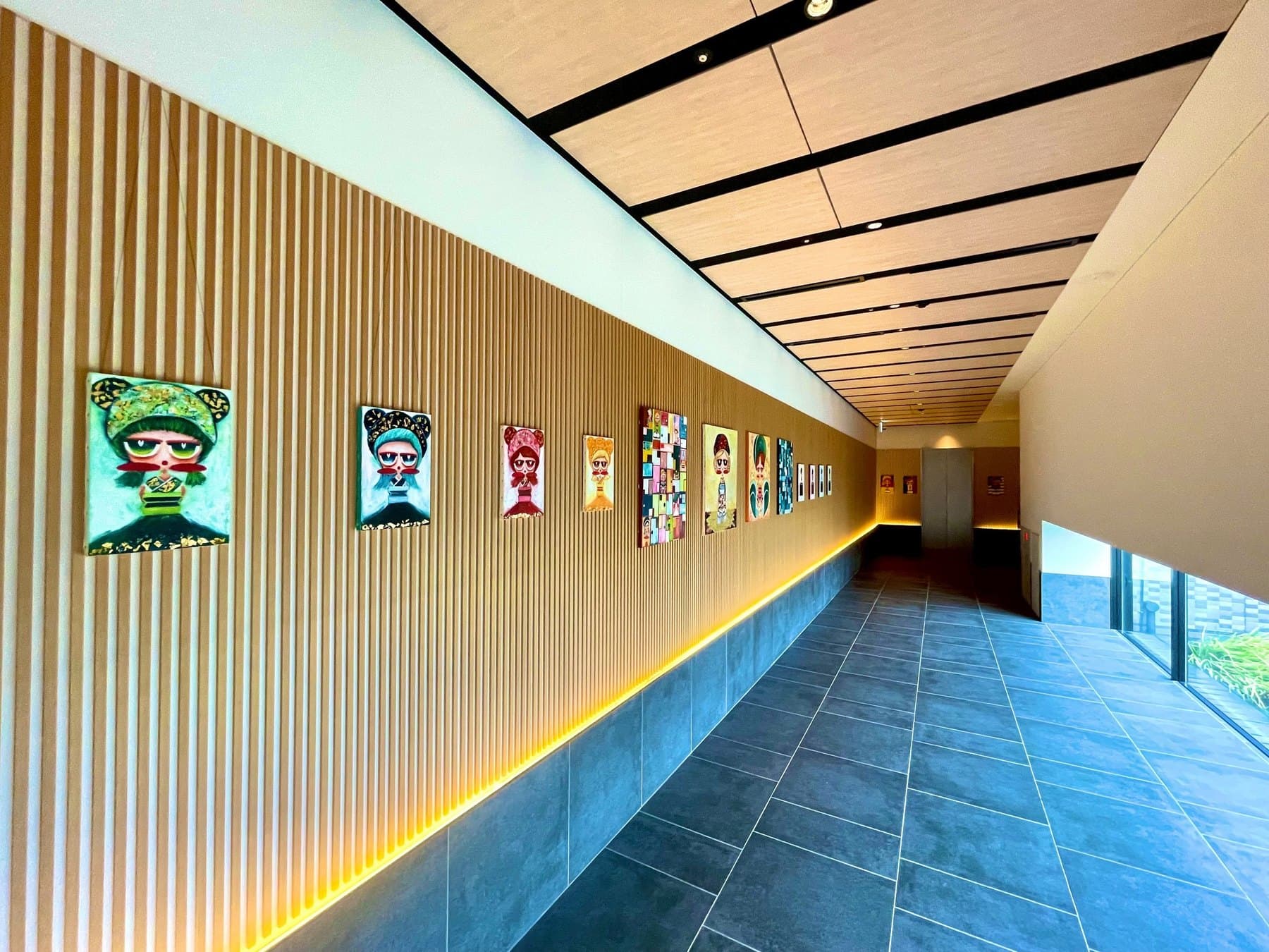 ハイアット ハウス 金沢での個展。縦格子の壁に沿って、作品を一列に掛けている