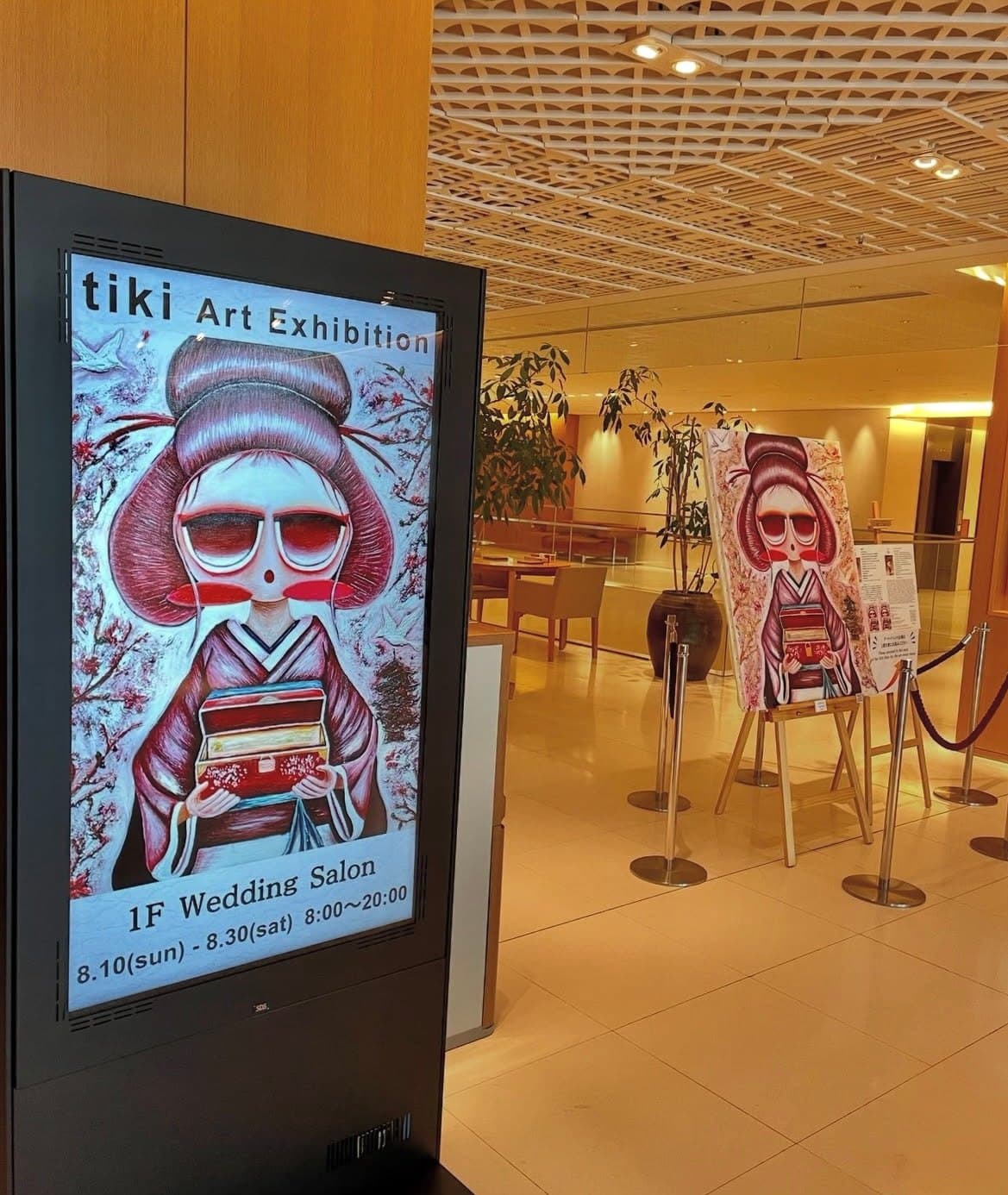 会場の案内の看板。「tiki Art Exhibition 1F Wedding Salon 8.10(sun)- 8.30(sat)」