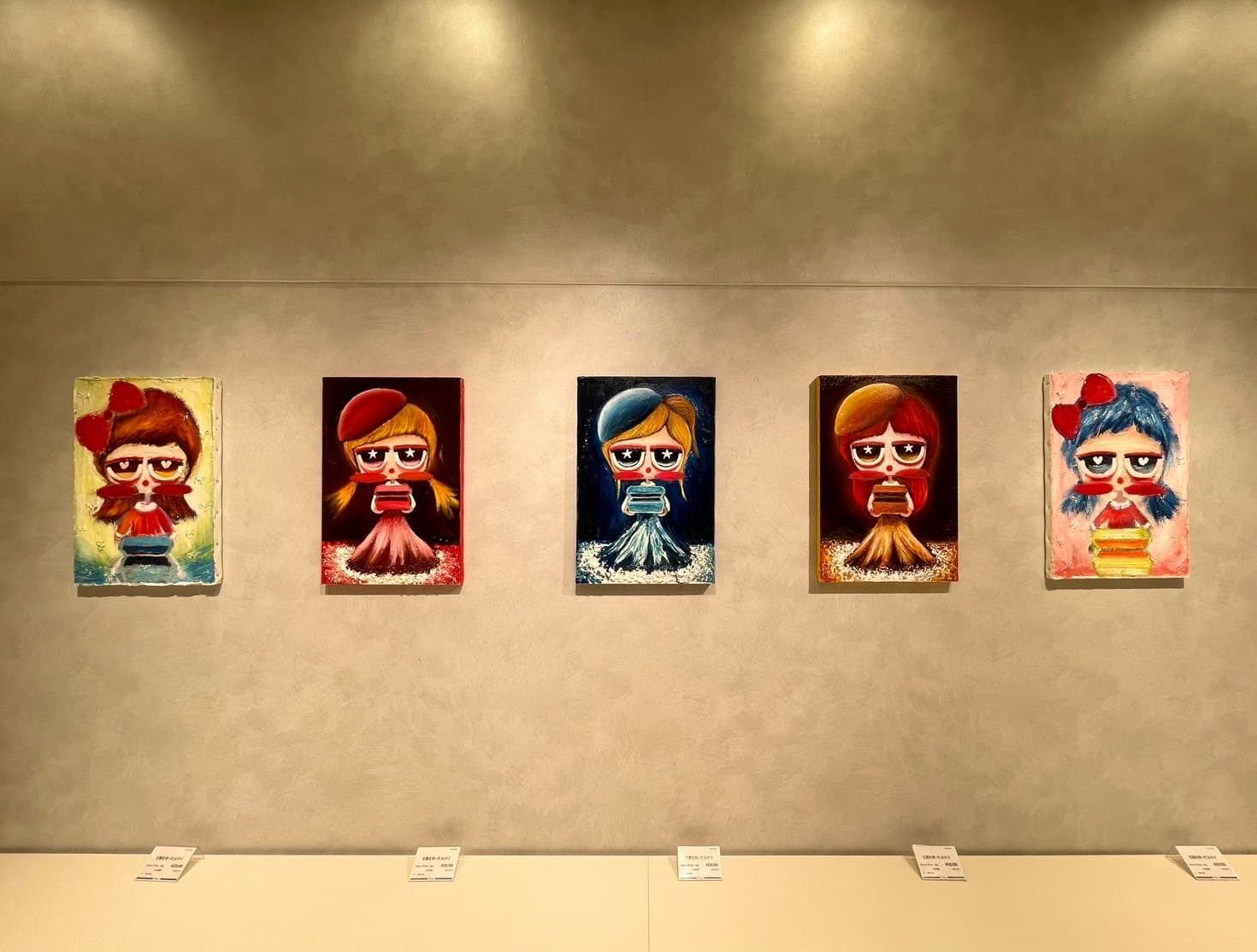 神戸阪急での個展。壁に色の違う5点の作品を並べている