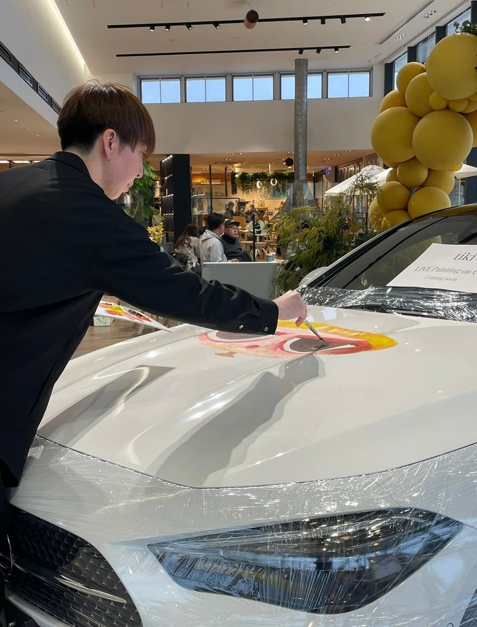 tiki рисует прямо на капоте автомобиля Mercedes-Benz