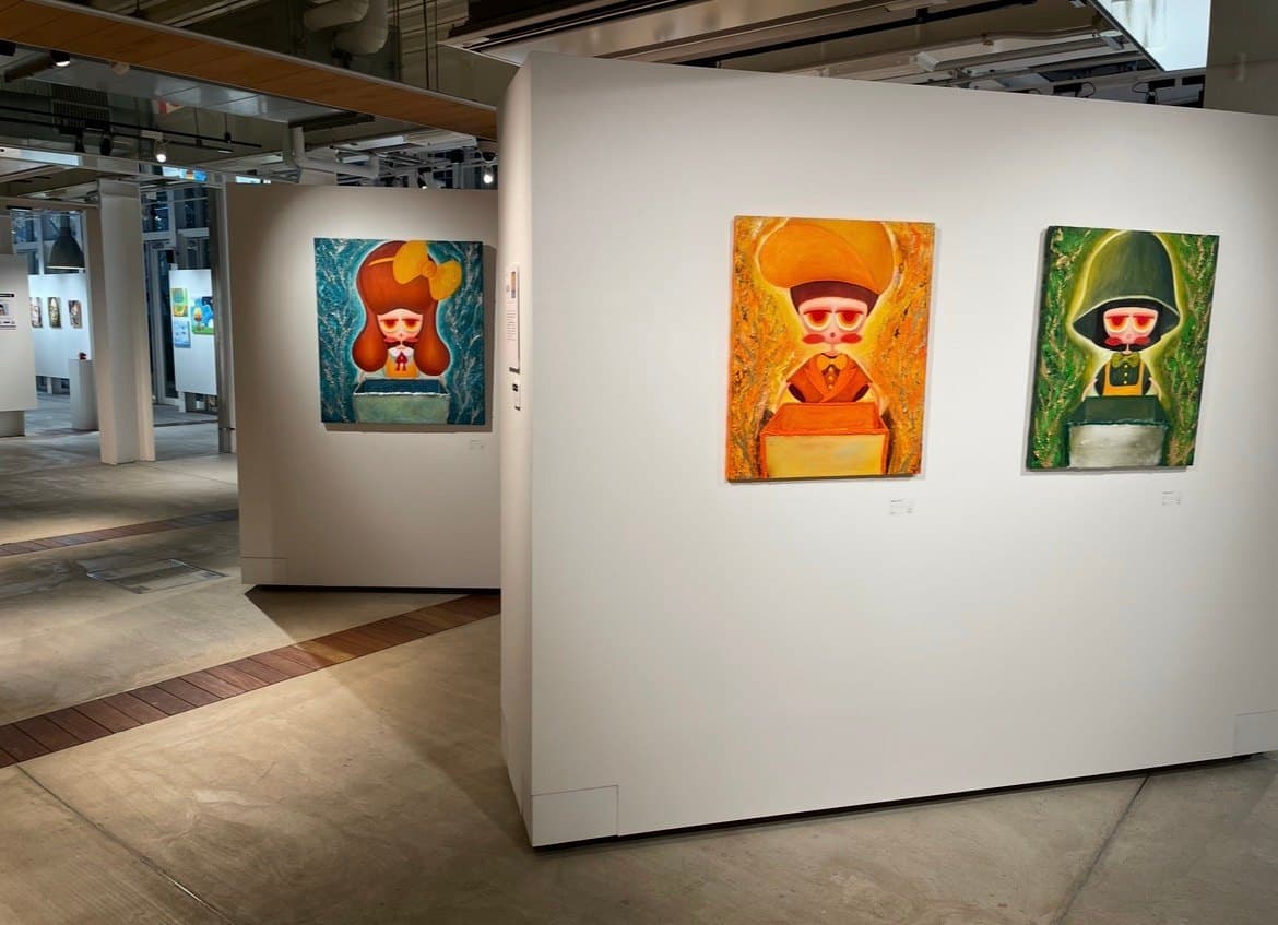 WHAT CAFE（寺田倉庫）のグループ展。白い壁に3点の作品