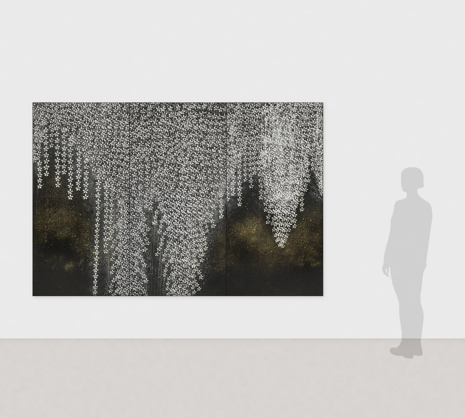 가토 히로미쓰《月光2》2012년 지본 수묵 금은채 채색 182 × 273 cm　전시 전경