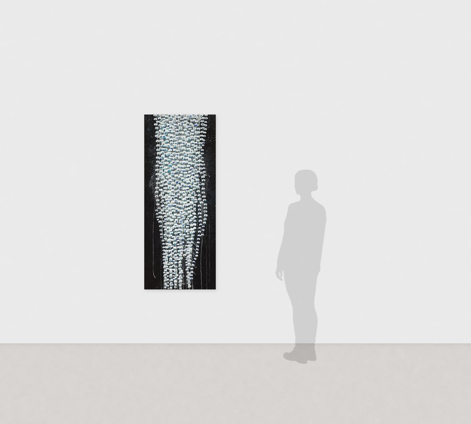 가토 히로미쓰《調べ》2012년 지본 수묵 은채 채색 162 × 66.3 cm　전시 전경