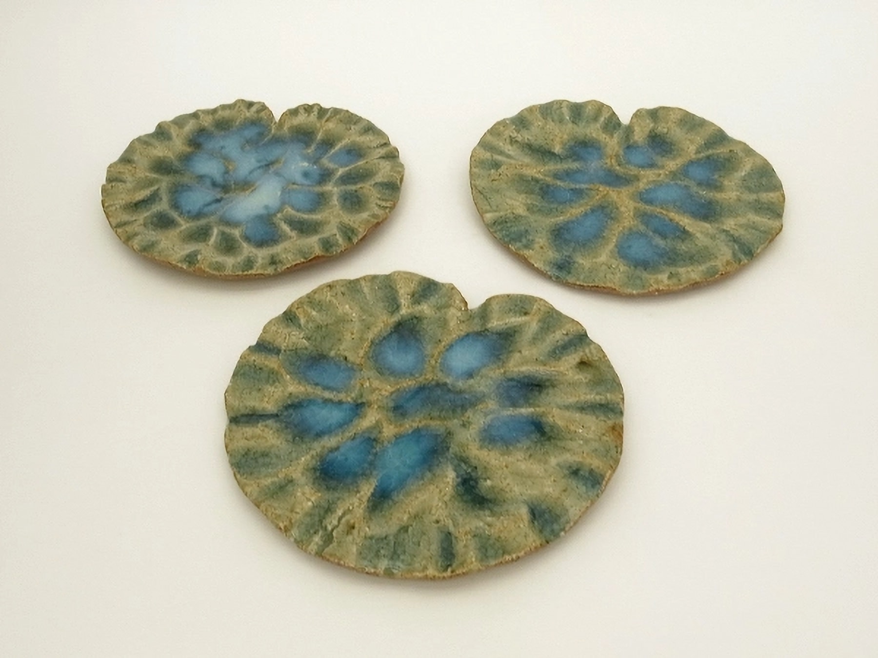 釋永 由紀夫《餓鬼ノ田皿》越中瀬戸焼 W17.6 × D16.0 × H1.4 cm