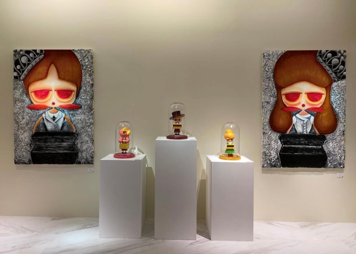 المعرض الفردي في BARNEYS NEW YORK Yokohama. ثلاثة أعمال مجسّمة داخل قباب زجاجية، موضوعة بين عملين كبيرين