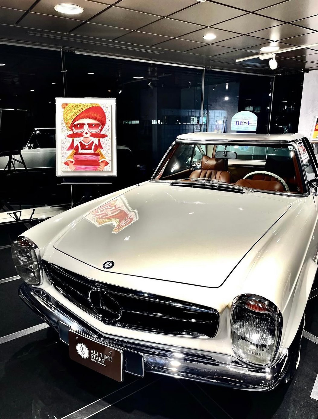 Mercedes-Benz Shinagawa. Des œuvres dressées devant un modèle ancien de Mercedes-Benz
