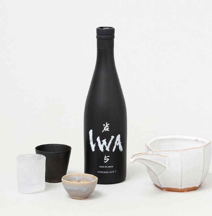 《IWA 5》の瓶と、出展作家による酒器